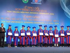 ພິທີມອບລາງວັນ Hoa Trang Nguyen